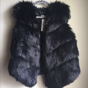🆕Women’s Faux Fur Black Vest
